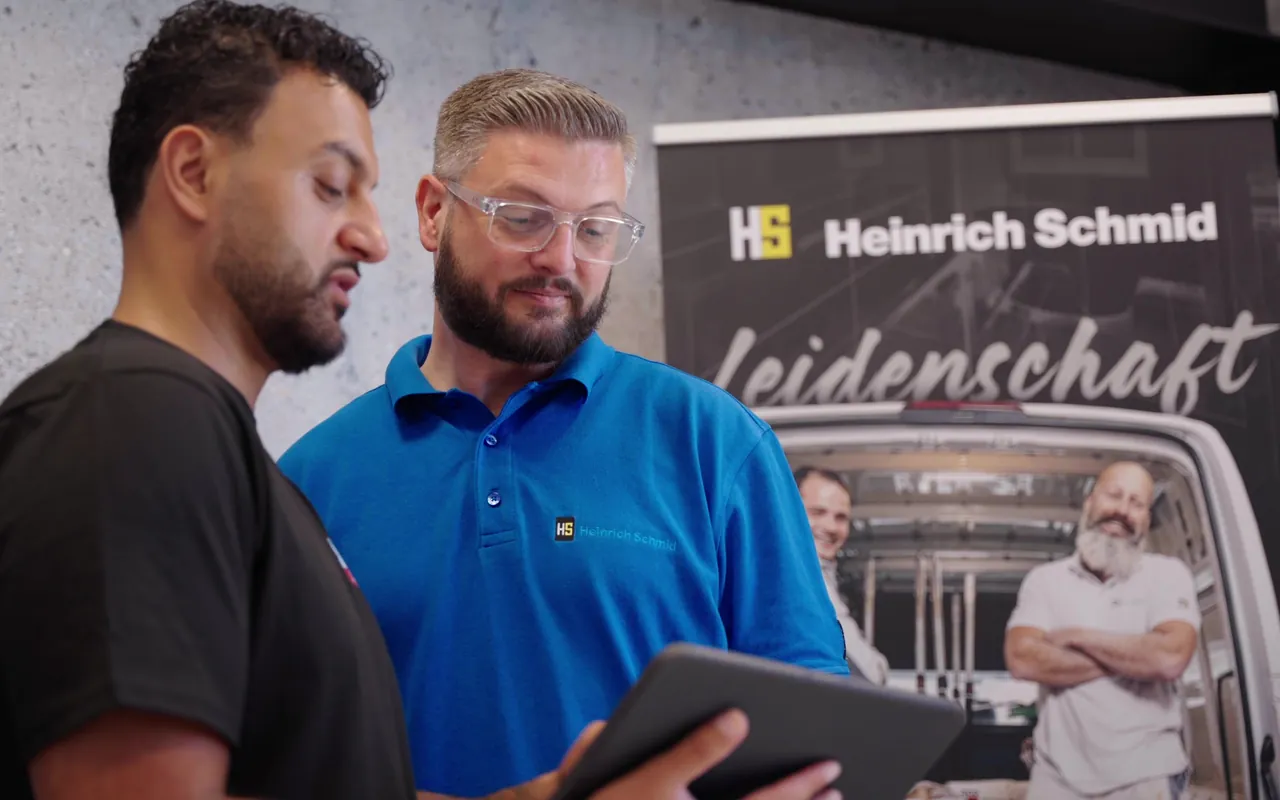 Youssef Eid im Gespräch mit einem Betriebsleiter
